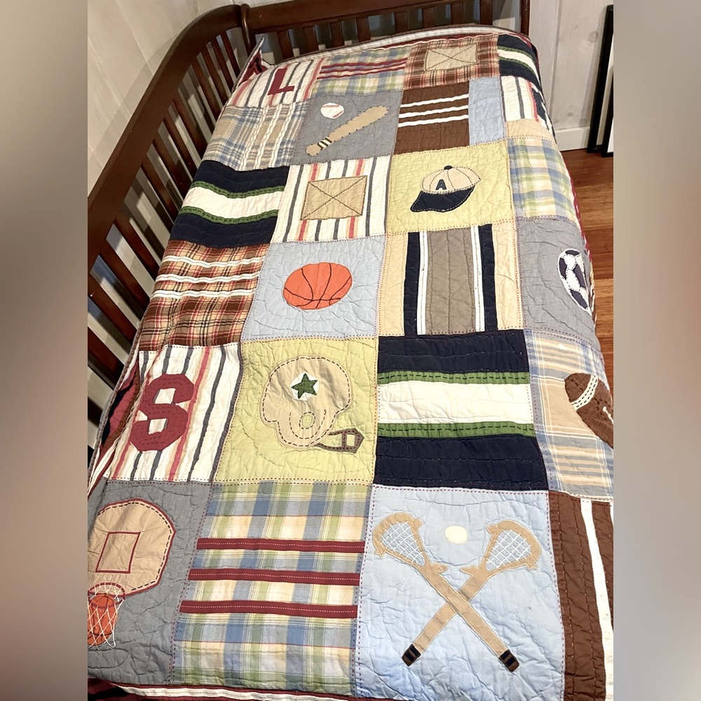 Pottery Barn Twin Size Quilt, Comes with throw pillow cover.